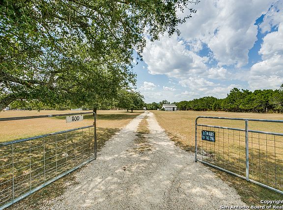 2nd image of 1100 Cypress Park Ln