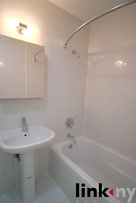 Rented by Link NY Realty | media 42