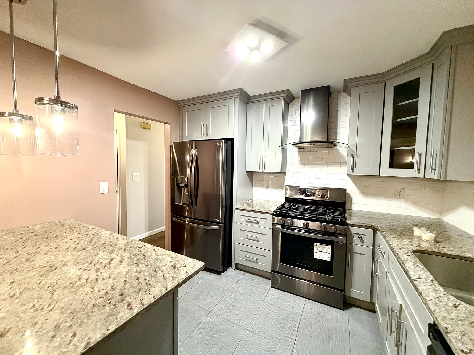 3 bed, 800 sqft, $3,600 — Photo 3