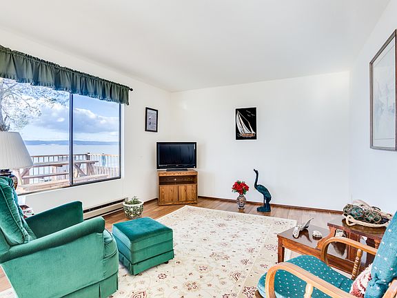 5th image of 18506 Soundview Dr NW
