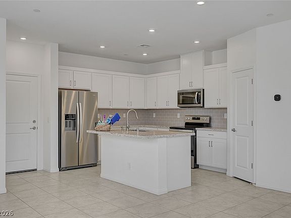 5th image of 242 Freeport View Pl