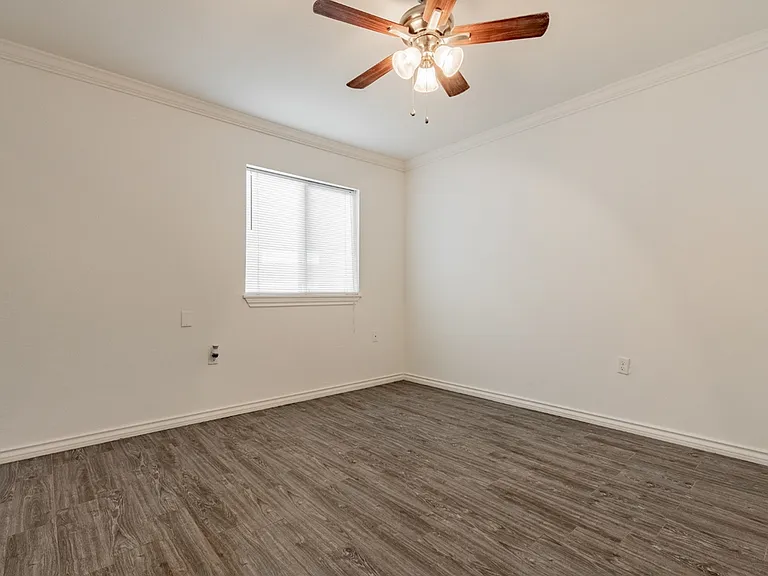 319 E Edwards St — Photo 5