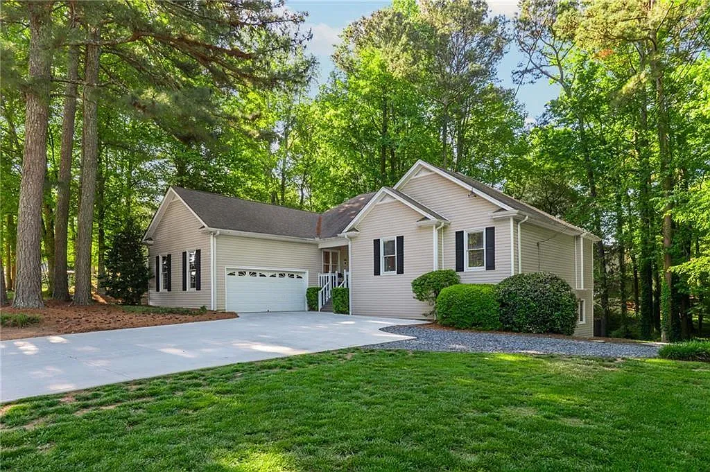 4 bed, 3.0 bath, 2770 sqft, $2,900 — Photo 1