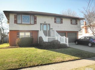569 N Kings Ave, Lindenhurst, NY 11757