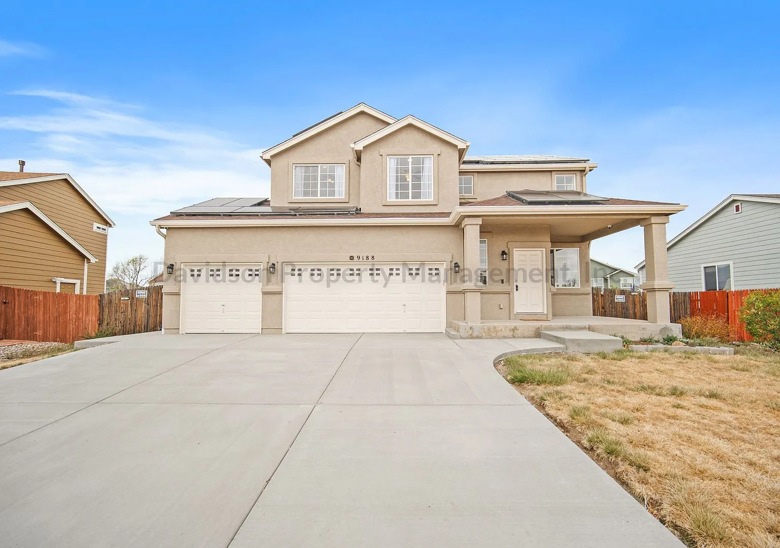 Stunning 5 Bedroom House in Peyton — Photo 1