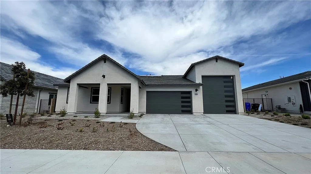 3 bed, 2.5 bath, 2490 sqft, $4,900 — Photo 1