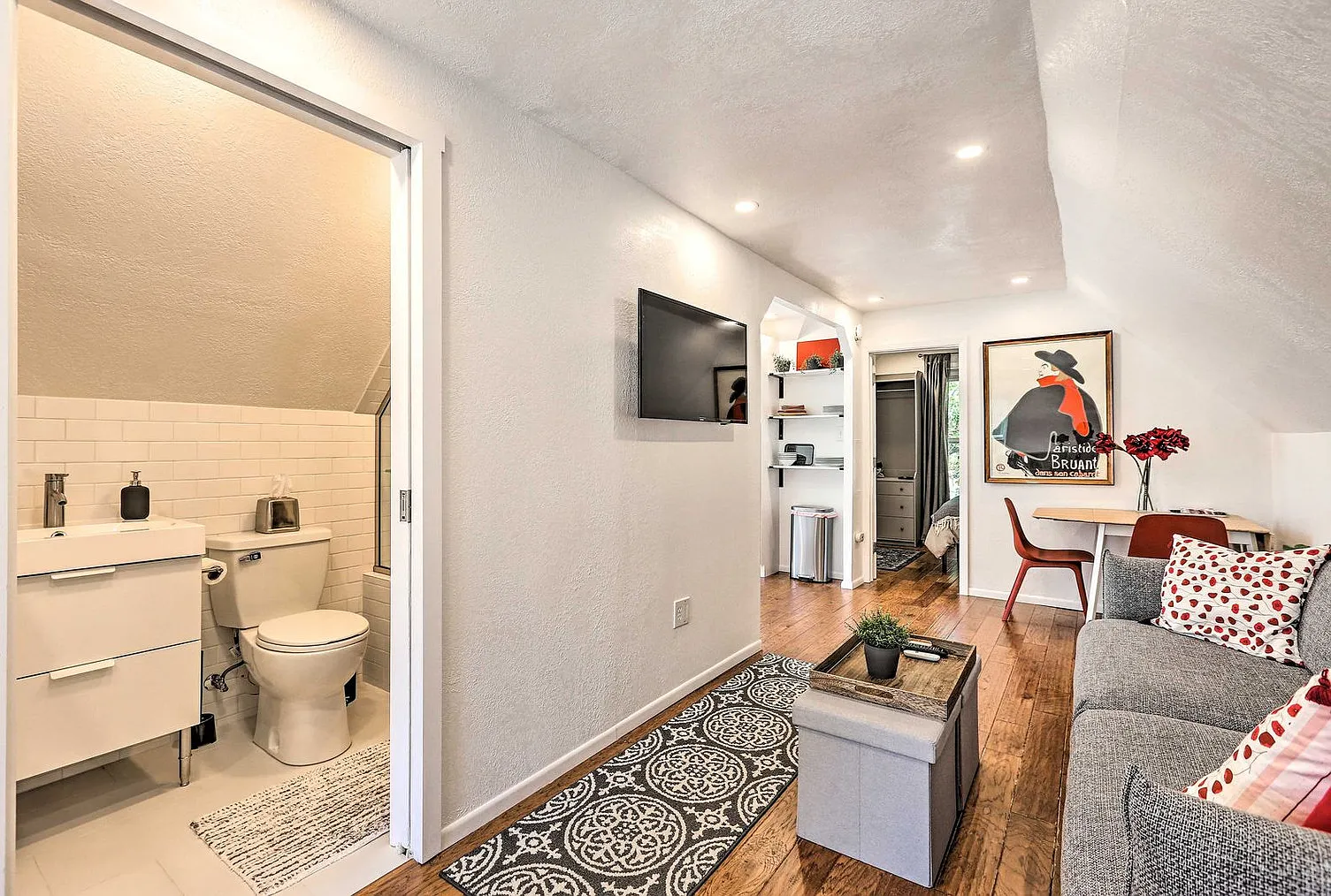 1 bed, 1.0 bath, 441 sqft, $2,161 — Photo 2