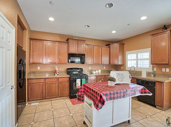 5th image of 641 Desert Rose St