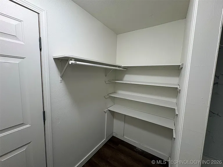 516 W Locust St — Photo 8