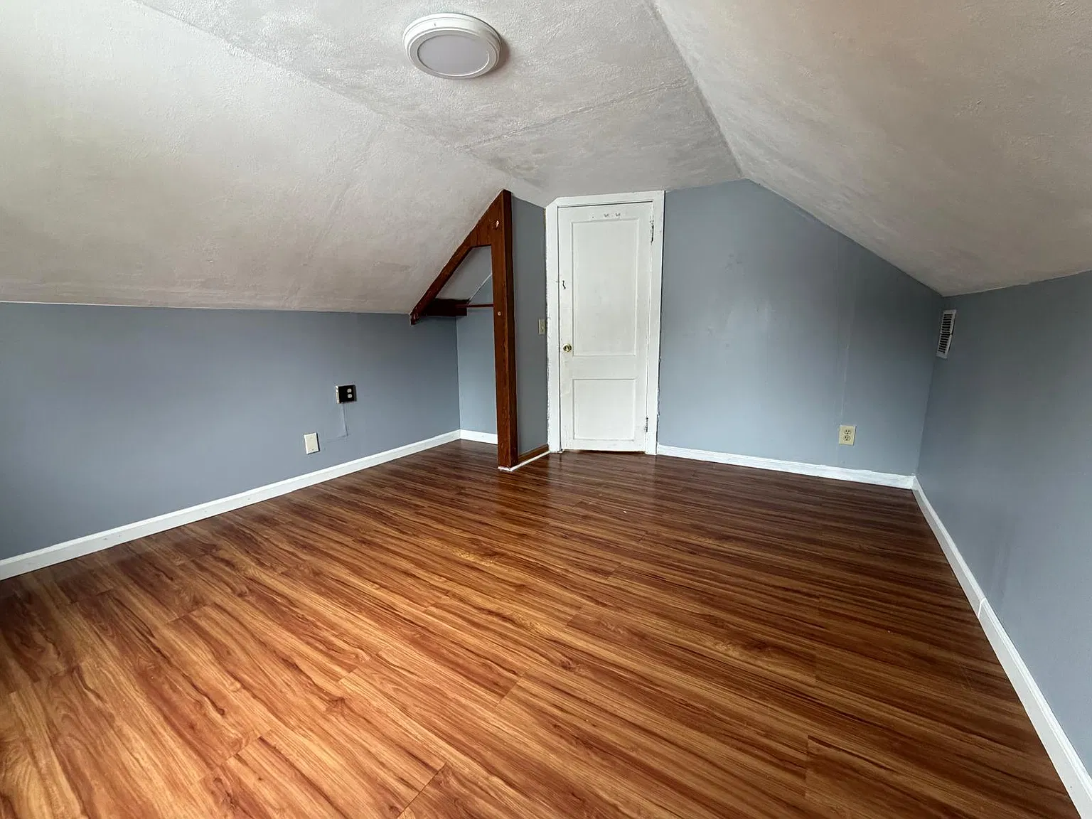 4 bed, 1.5 bath, 1208 sqft, $3,000 — Photo 2