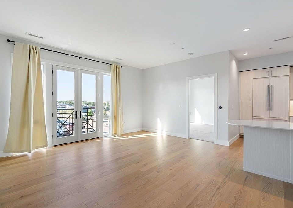 1st image of 10 Shipyard Dr APT 414