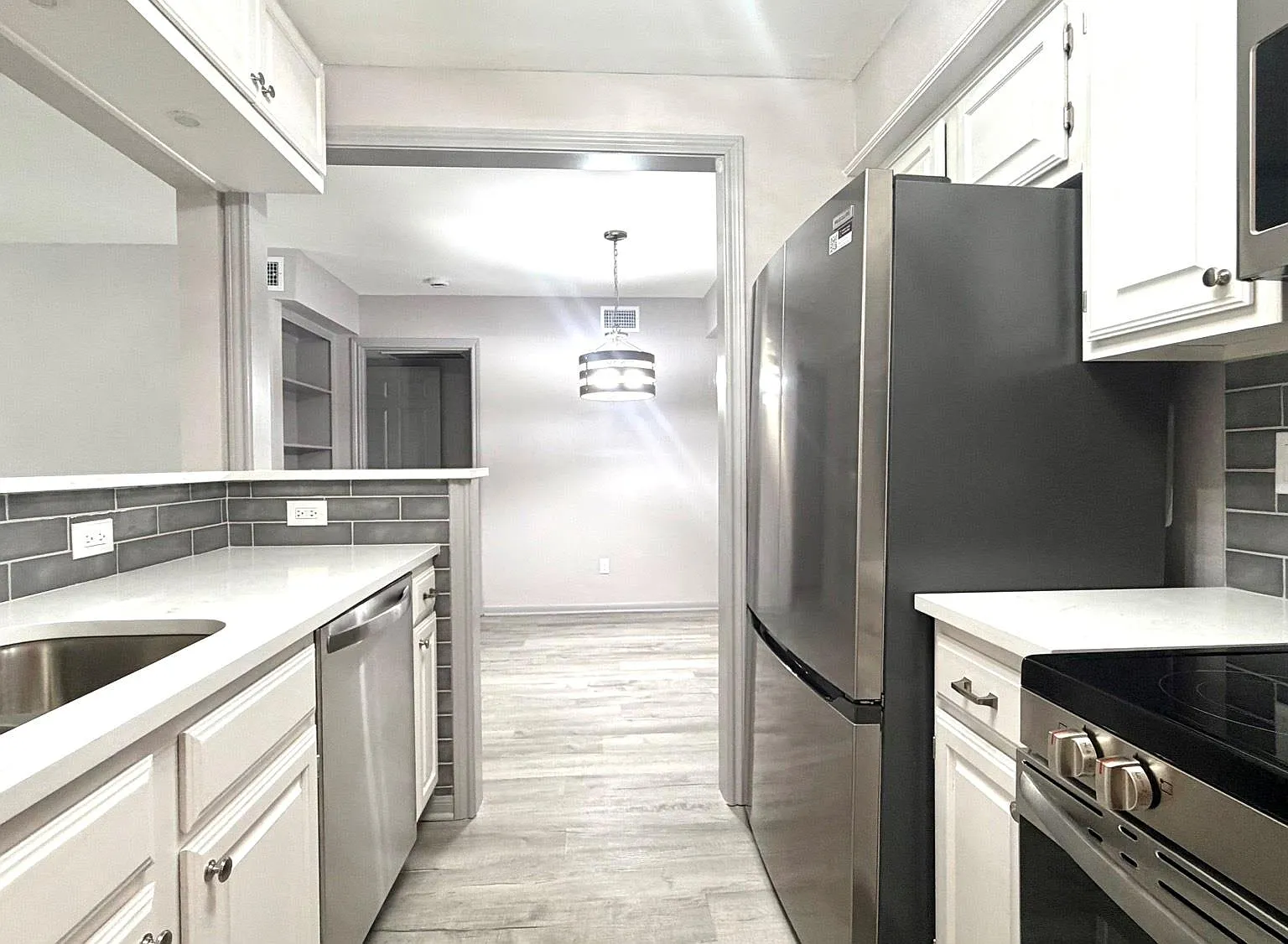 2 bed, 2.0 bath, 1040 sqft, $2,100 — Photo 2