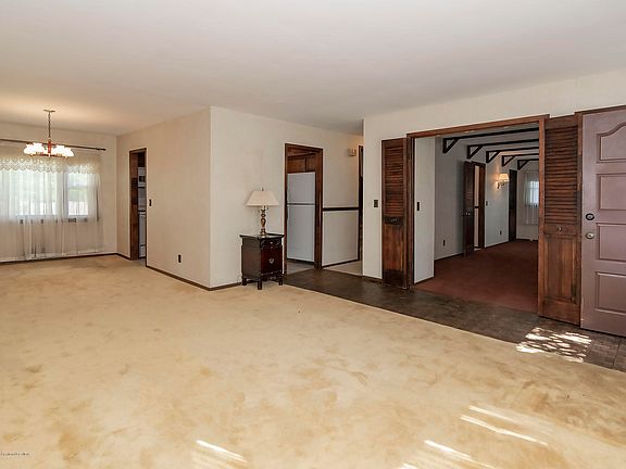 5th image of 113 Redwood Pl E