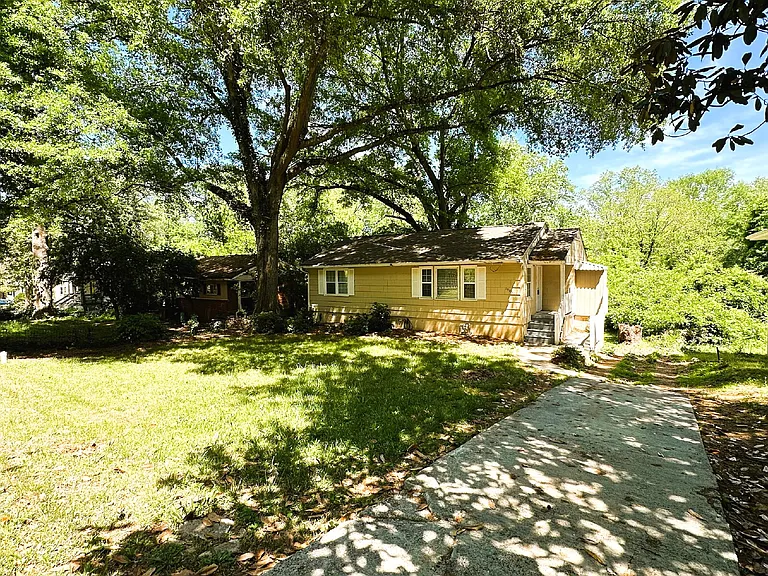 1900 Meadow Ln — Photo 1