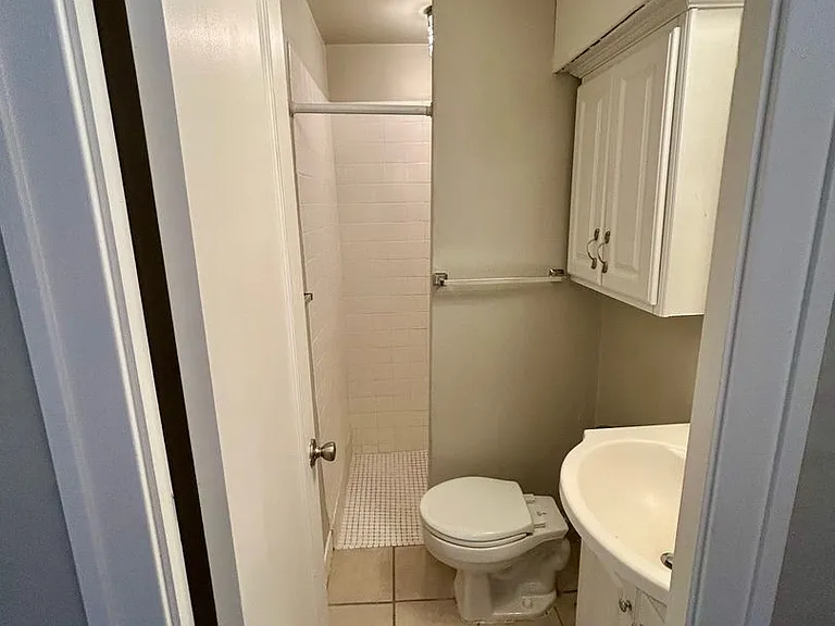 Pollyanna Apartments — Photo 25