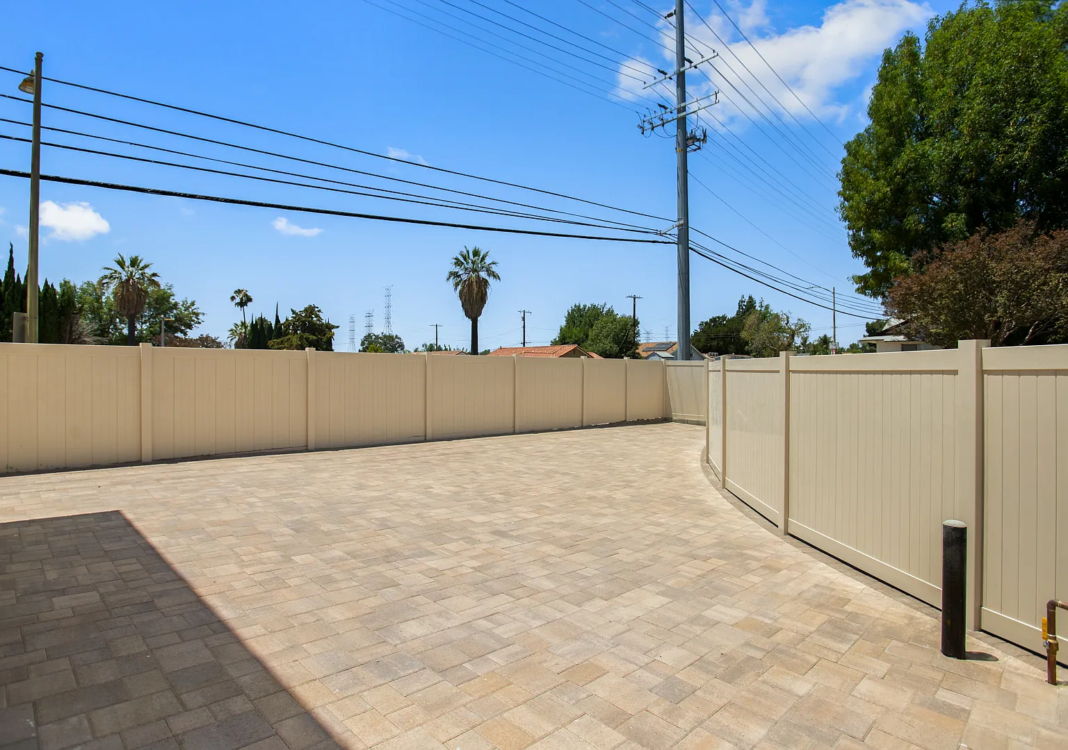 3 bed, 1100 sqft, $4,200 — Photo 3