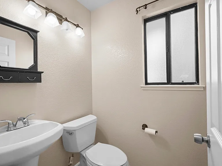 400 Creekview Dr — Photo 8