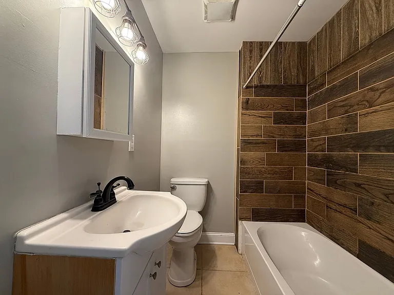 620-646 Lovers Ln — Photo 3
