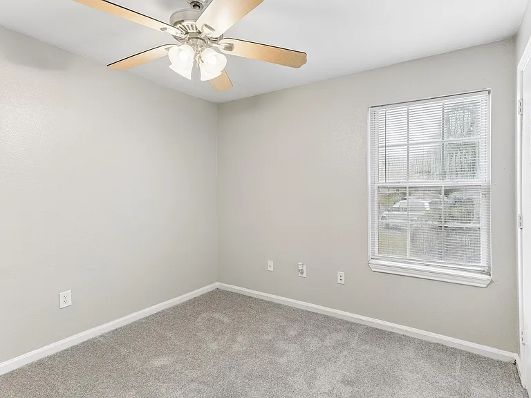 Willow Creek Apartments — Photo 22