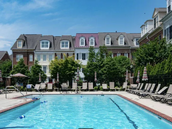 1404 Roundhouse Ln APT 312, Alexandria, VA 22314