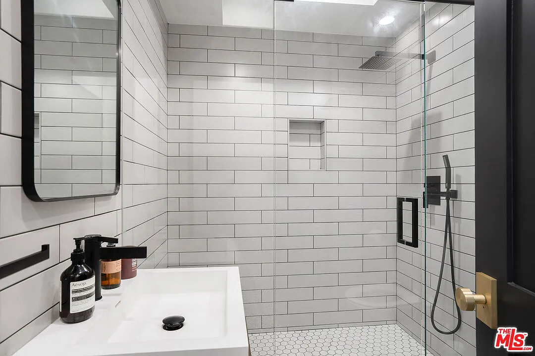 2 bed, 2.5 bath, 1400 sqft, $4,950 — Photo 4