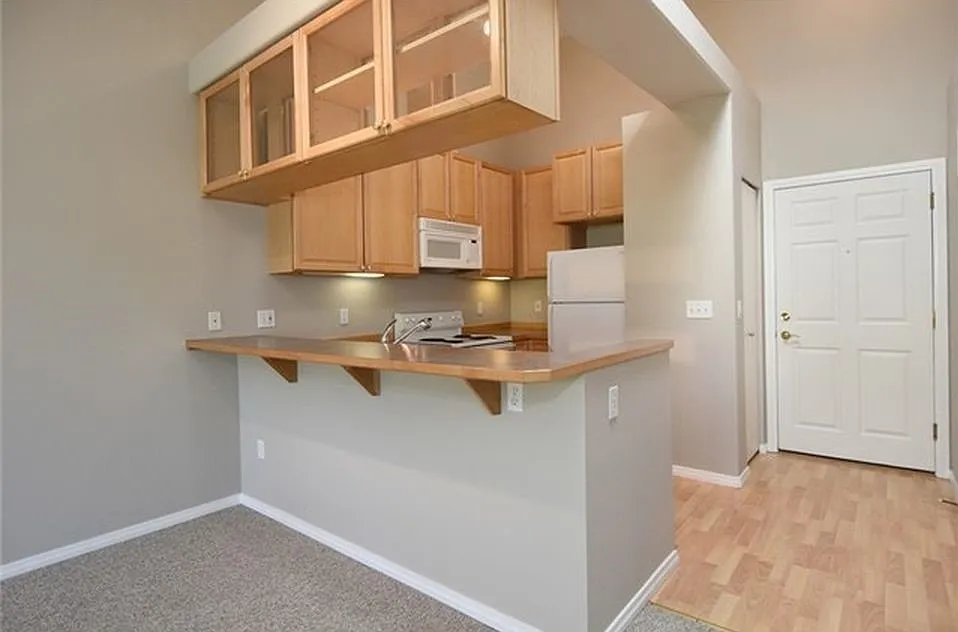 Top Floor 2bed/1.25bath Condo w/Secure Parking — Photo 3