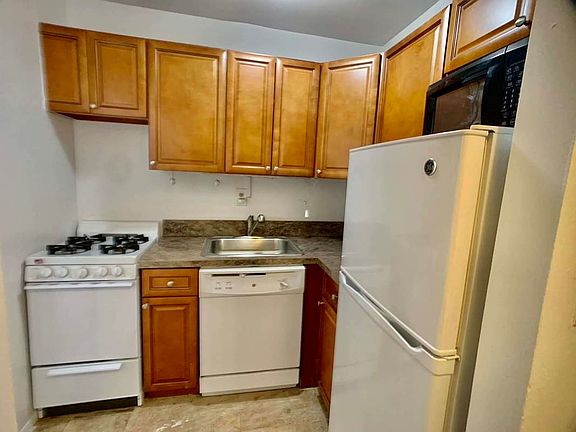 3rd image of 122 E 13th St APT La