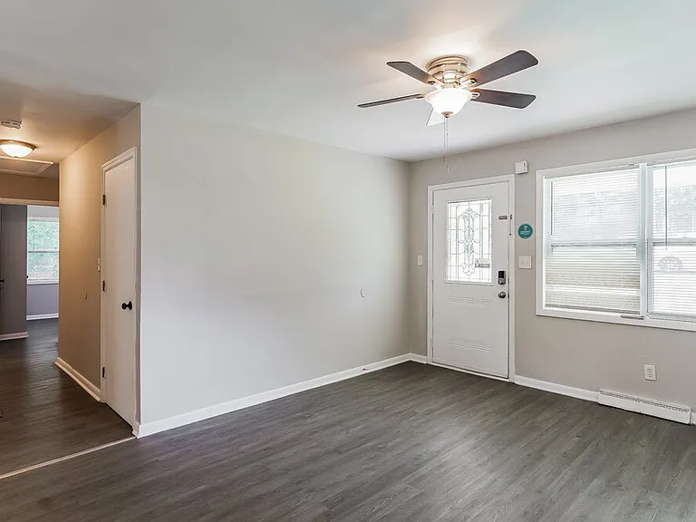 748 Barclay Ln — Photo 5