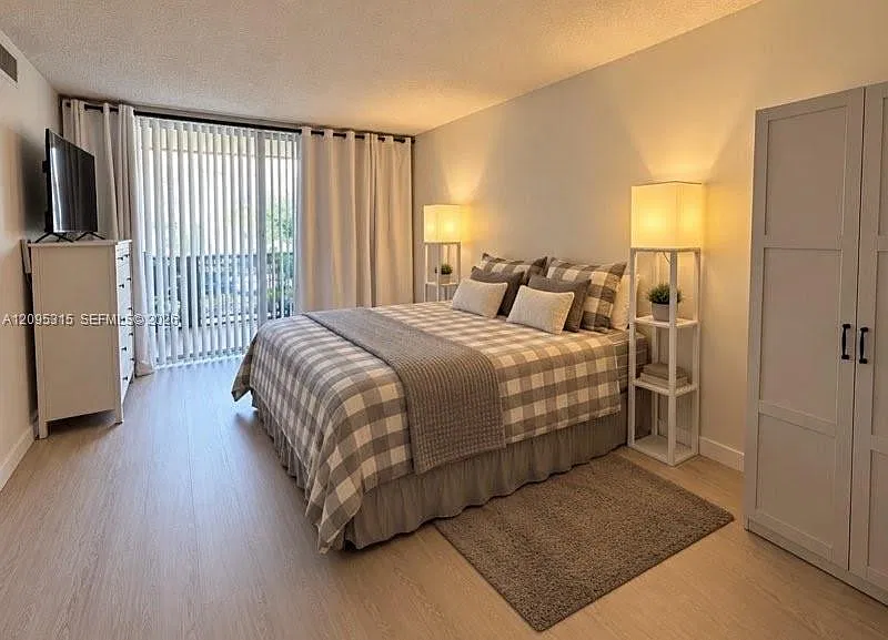 Desoto Park Condo — Photo 3