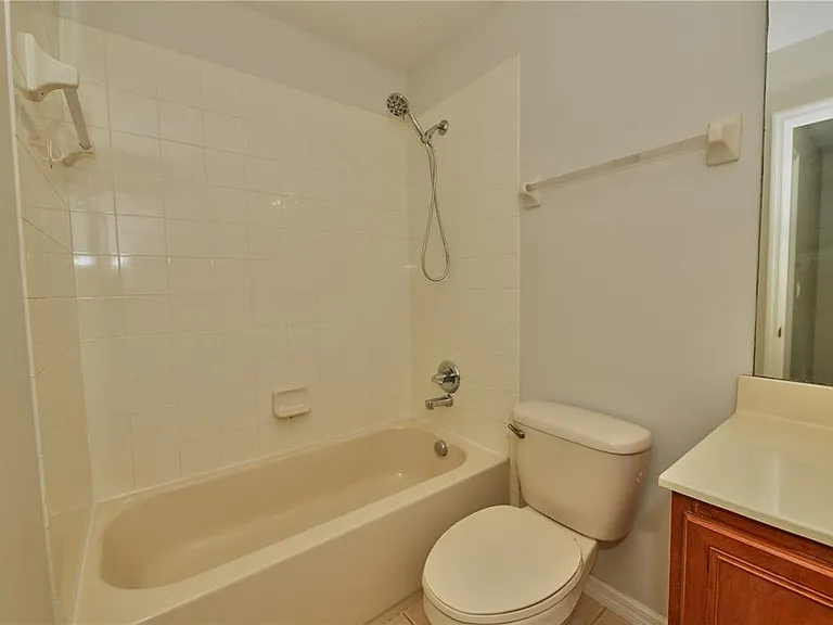 2730 Retreat View Cir — Photo 21