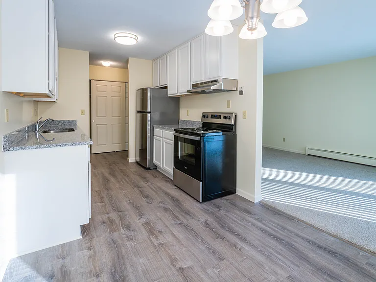 Silver Oaks Court Apartments — Photo 8