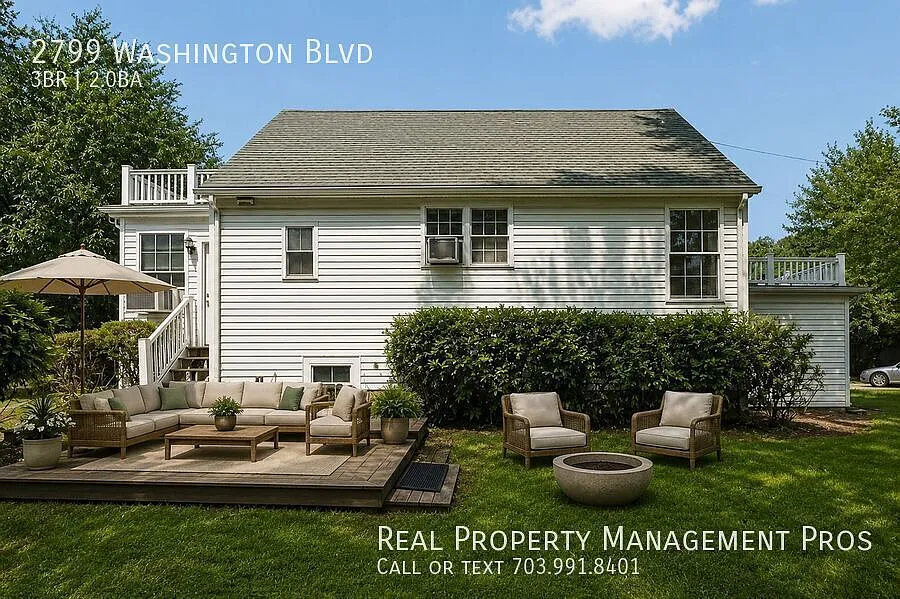 Charming Clarendon Home With A Garage, Yard, Sunroom & Tons Of Bonus Space! — Photo 2