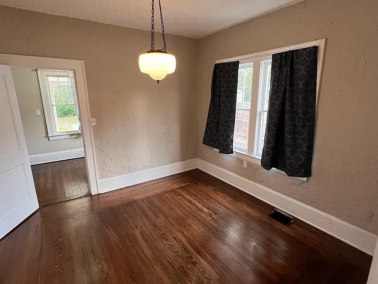 220 Leon Ave — Photo 8