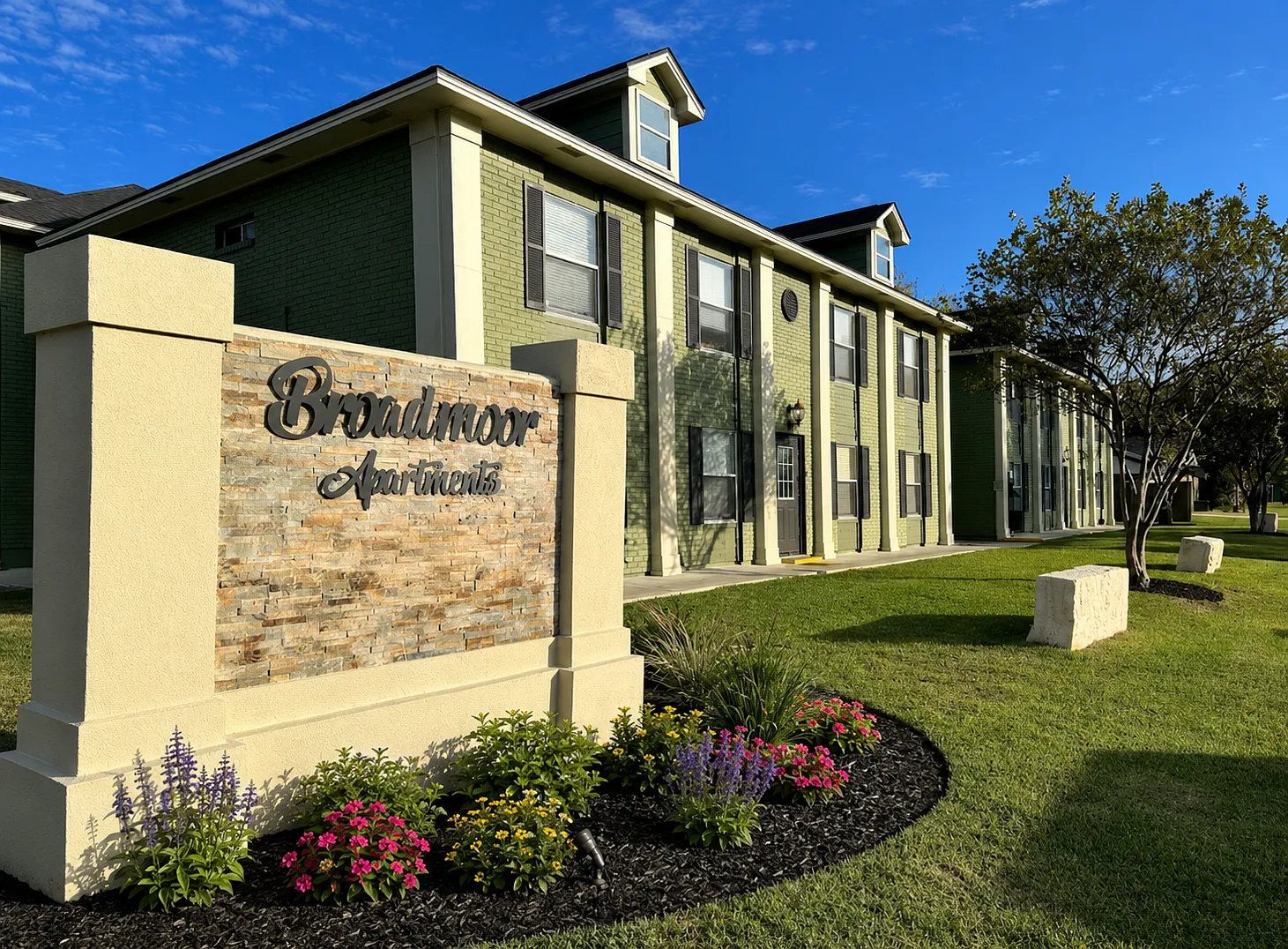 Broadmoor Apartments — Photo 2