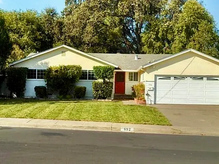 692 Calle De La Mesa — Photo 1