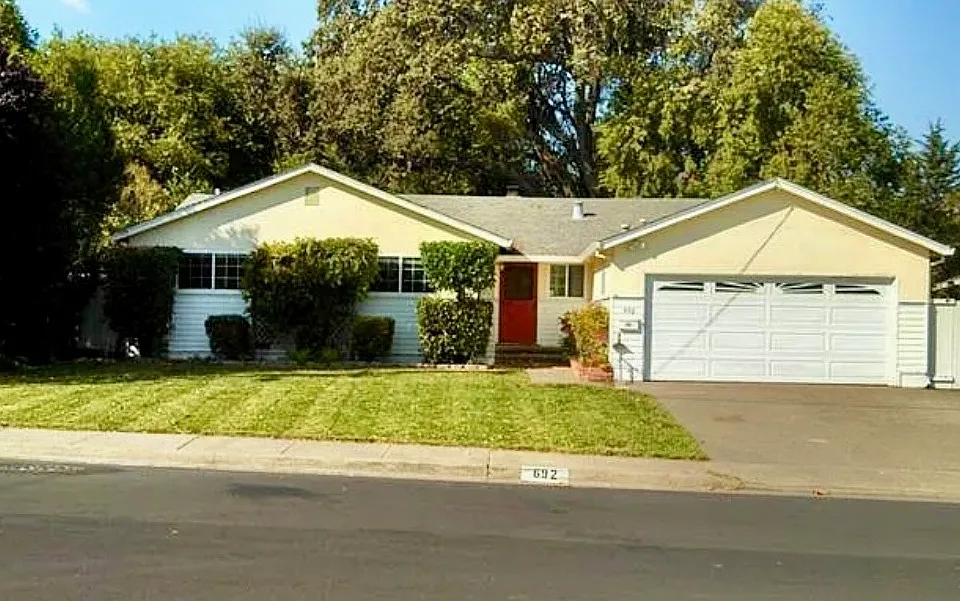 692 Calle De La Mesa