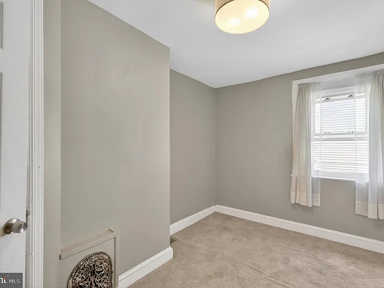 1705 Montrose St — Photo 15