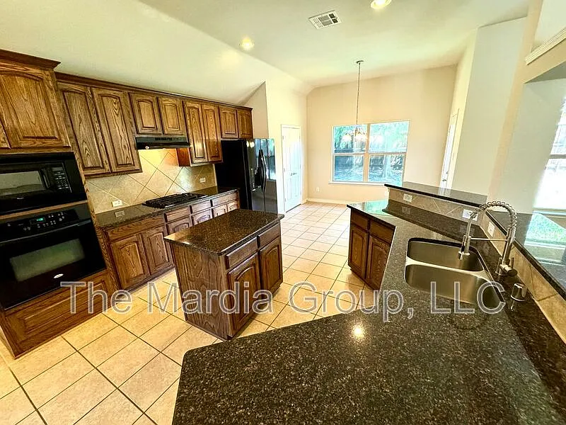 3 bed, 2.0 bath, 2087 sqft, $2,395 — Photo 4