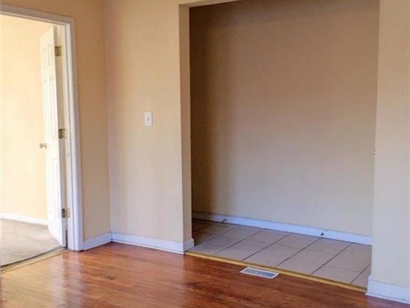 5th image of 2936 Flora Ave