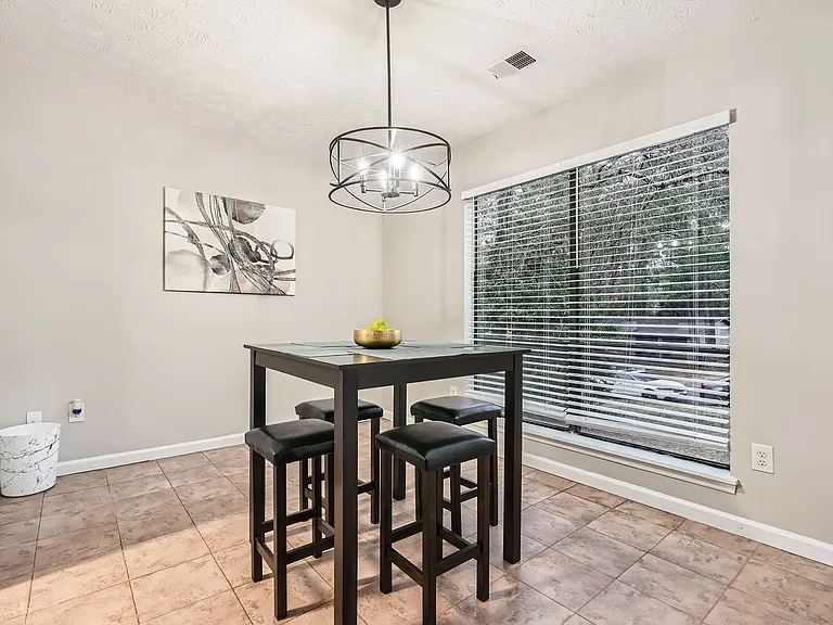 1040 Terramont Dr — Photo 11
