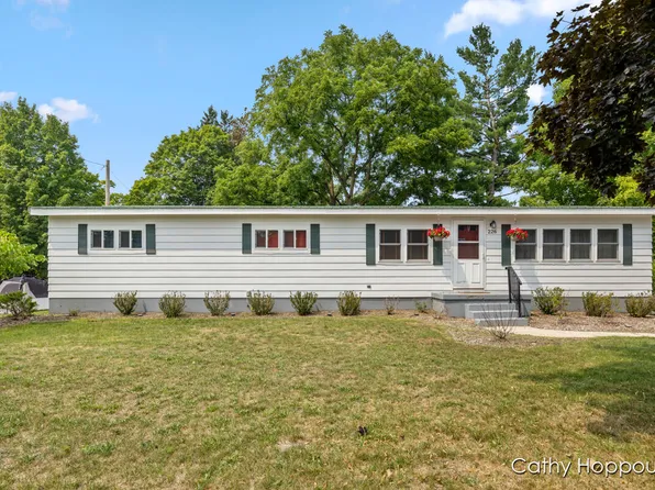 226 Spruce St, Howard City, MI 49329