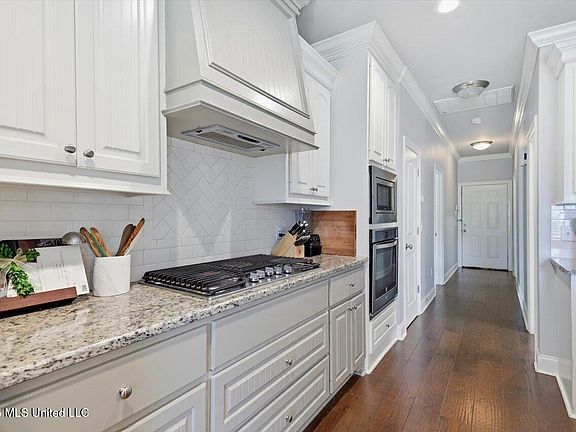 4th image of 120 Emerald Dr
