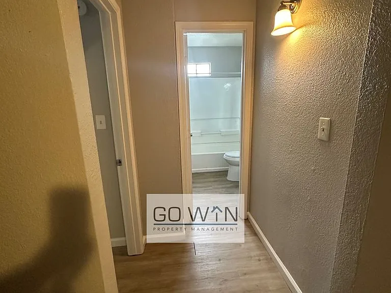 1212 W Mountain View Rd — Photo 5