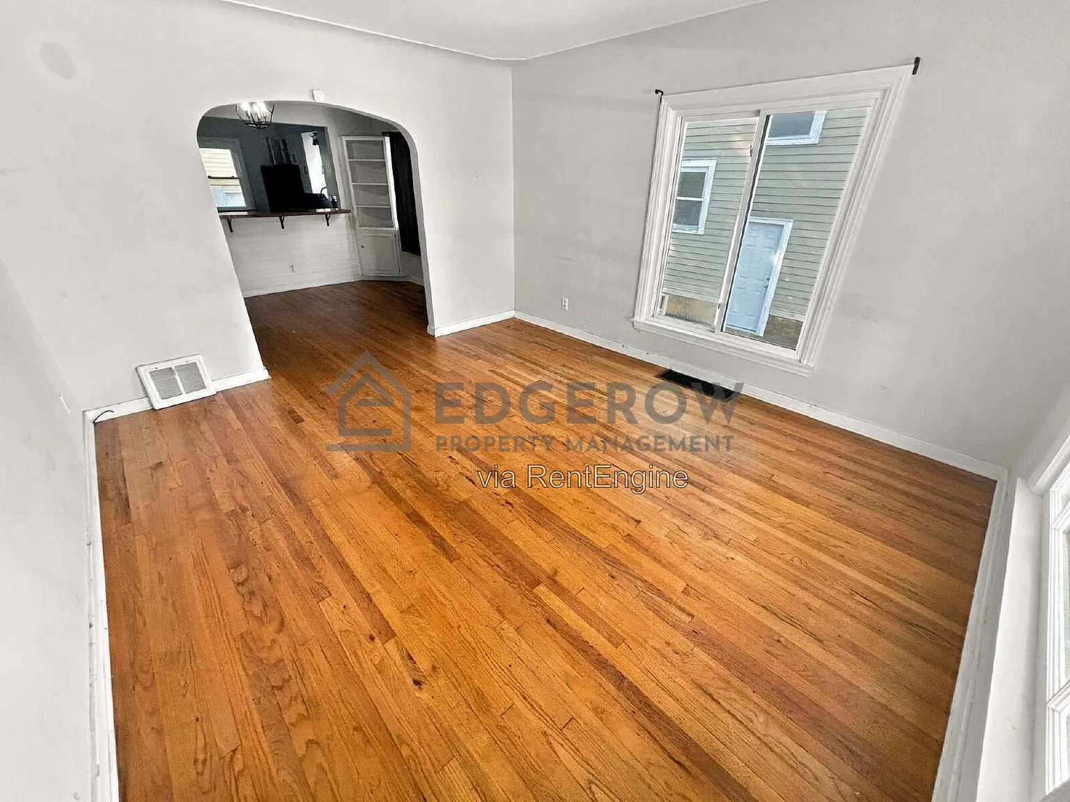 3 bed, 2.0 bath, 912 sqft, $2,000 — Photo 2