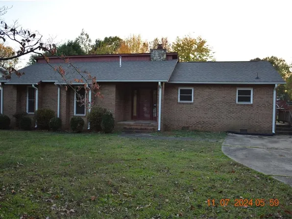 704 Meadowood St, Greensboro, NC 27409