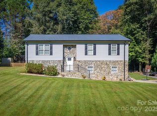 3781 Serenity Dr, Hickory, NC 28602