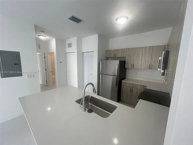 1010 SW 69th Ave #212 — Photo 17