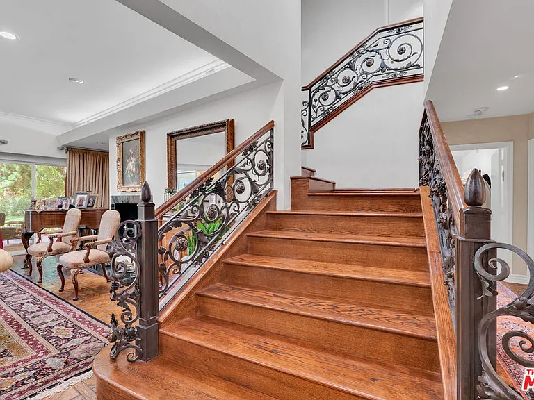 701 N Sierra Dr — Photo 16