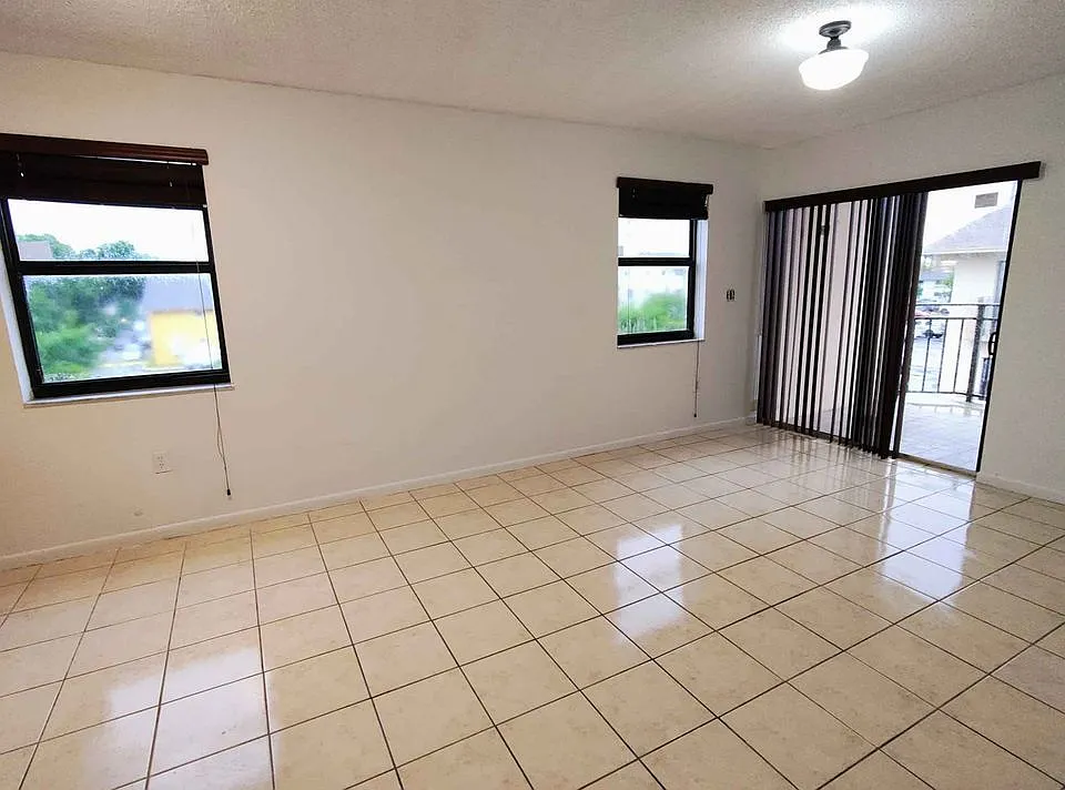 Building Photo - 1461 W 42nd St #201