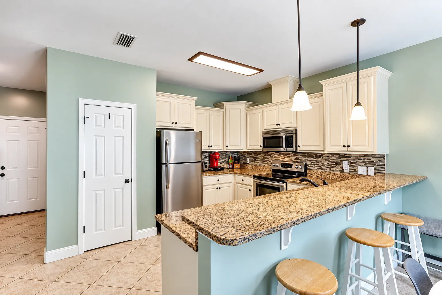 4 bed, 3.5 bath, 1914 sqft, $2,395 — Photo 2